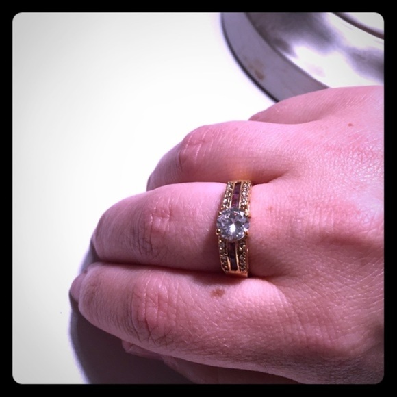 Costume ring 🛍 4/$15 - Picture 1 of 4